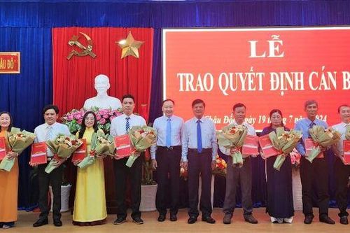 Ban Thường vụ Thành ủy Châu Đốc trao quyết định cán bộ