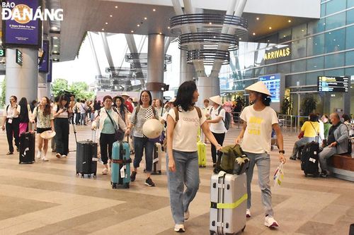 Đón chuyến bay đầu tiên từ Hồng Kông (Trung Quốc) đến Đà Nẵng