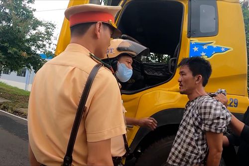 Tạm giữ hình sự tài xế xe đầu kéo chống người thi hành công vụ