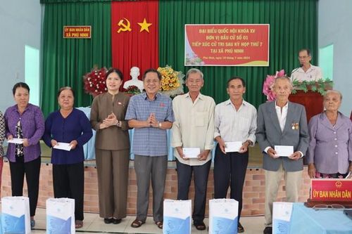 Đại biểu Quốc hội tỉnh Đồng Tháp tiếp xúc cử tri sau kỳ họp