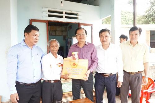 Phó Chủ tịch Thường trực HĐND tỉnh Trần Mạnh Dũng thăm, tặng quà người có công tại thị xã Ninh Hòa
