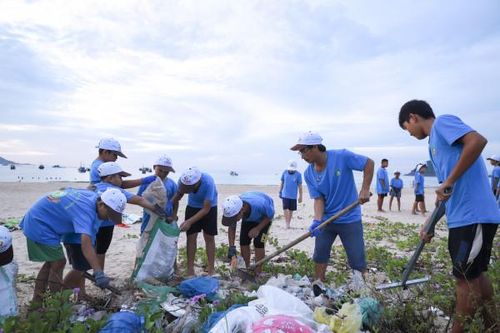Chung tay làm sạch bãi biển Đại Lãnh