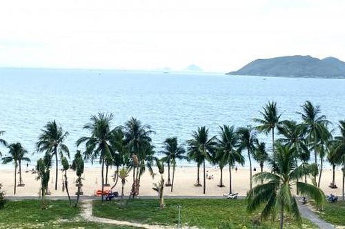 Phố - biển xanh và cát vàng