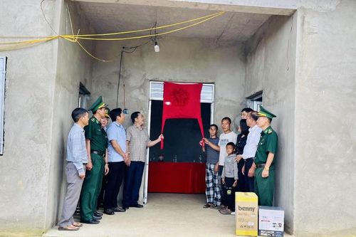 Đoàn công tác Văn phòng Trung ương Đảng trao nhà Đại đoàn kết tại xã Sì Lờ Lầu