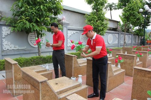 Viettel Lạng Sơn và đoàn thanh niên các cấp vệ sinh môi trường tại nghĩa trang liệt sĩ toàn tỉnh