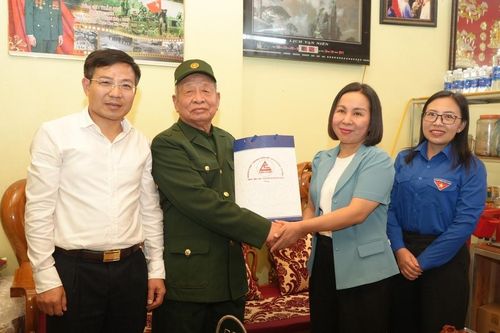 Trưởng Ban Dân vận Tỉnh ủy thăm, tặng quà gia đình người có công tại thị xã Sa Pa