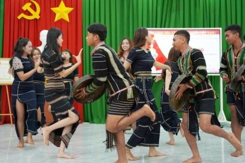 Di Linh: Bế giảng lớp múa dân gian, diễn tấu cồng chiêng