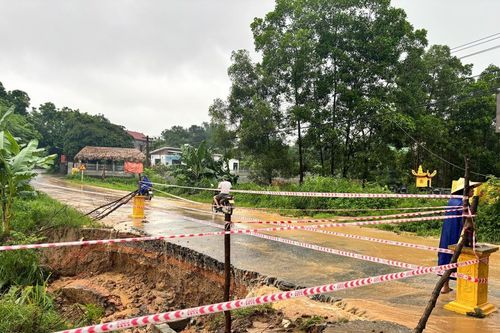 Hỗ trợ người dân lưu thông qua khu vực sạt lở do mưa bão
