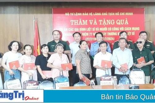 Bộ Tư lệnh Bảo vệ Lăng Chủ tịch Hồ Chí Minh tặng quà cho gia đình chính sách