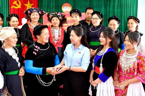 Đồng chí Phó Bí thư Thường trực Tỉnh ủy Lê Thị Kim Dung tiếp xúc cử tri xã Minh Hương