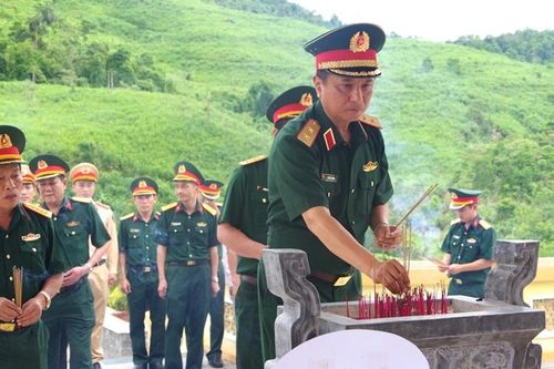 Bộ Tư lệnh Quân khu 4 tri ân các liệt sĩ tại Tiểu khu 67