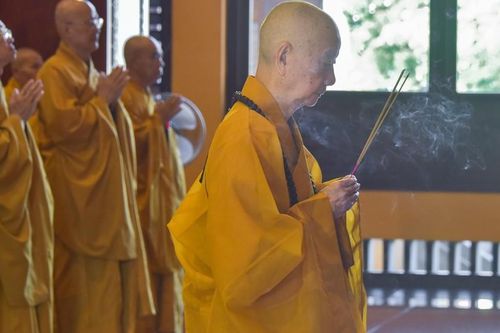 Đức Pháp chủ cùng chư Tăng TP.HCM Bố-tát, thính giới tại Việt Nam Quốc Tự
