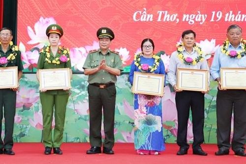 Cần Thơ biểu dương điển hình tiên tiến trong phong trào toàn dân bảo vệ an ninh Tổ quốc