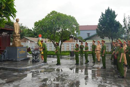 Khối thi đua Cảnh sát Công an tỉnh dâng hương tưởng niệm đồng chí Hoàng Đình Giong