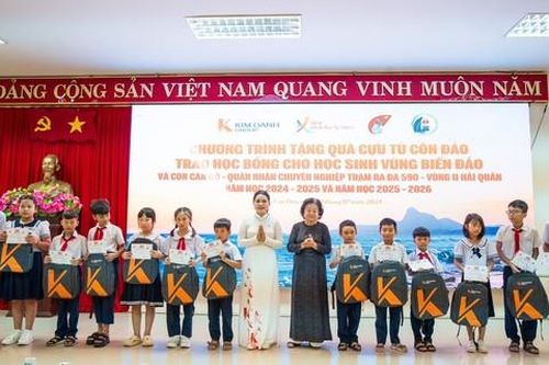 Tặng quà cựu tù chính trị Côn Đảo và trao học hổng cho học sinh vượt khó