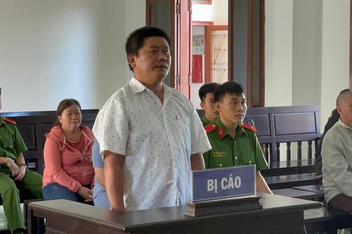 Phú Yên: Nghi vợ bị nhìn lén khi tắm, người đàn ông chém hàng xóm trọng thương