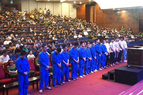 Dùng bình xịt hơi cay chống trả công an, 16 thanh niên hầu tòa