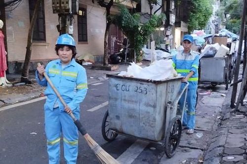 Cần mẫn làm sạch phố phường