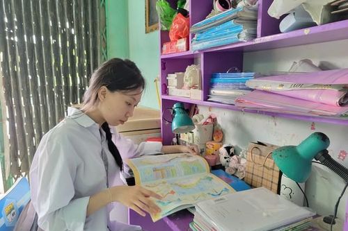 Câu chuyện đẫm nước mắt của nữ thủ khoa xứ Thanh