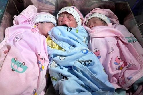 Sản phụ 40 tuổi ở Kon Tum mang thai hiếm gặp, 3 em bé may mắn chào đời khỏe mạnh
