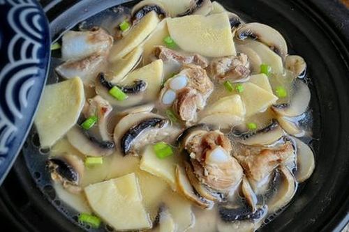 Canh sườn nấu măng nấm - món ngon cho bữa cơm ngày hè
