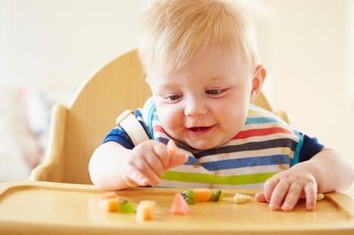 Những điều nên và không nên khi cho bé ăn dặm lần đầu