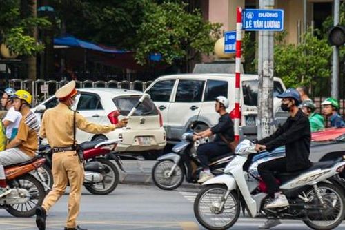 Nhiều tài xế 'ngớ người' vì sáng sớm đã bị lực lượng CSGT kiểm tra