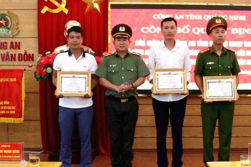 Cứu nhóm du khách gặp nạn khi tắm biển, 3 cá nhân được Thiếu tướng Đinh Văn Nơi tặng giấy khen