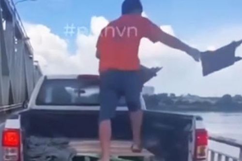 Hành vi ném rác ra sông Hồng bị xử phạt thế nào?