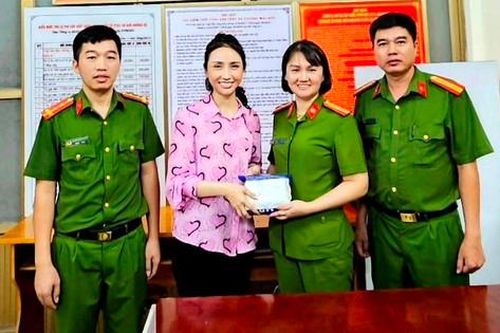 Đưa con đi học, người phụ nữ bất ngờ làm rơi 400 triệu đồng