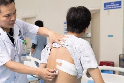 Hút thuốc lá nhiều năm, nam thanh niên vào viện cấp cứu rút 1 lít máu