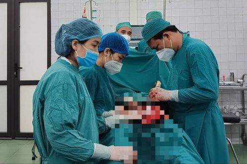 Cán bộ y tế hiến máu cứu sản phụ nguy kịch lúc rạng sáng
