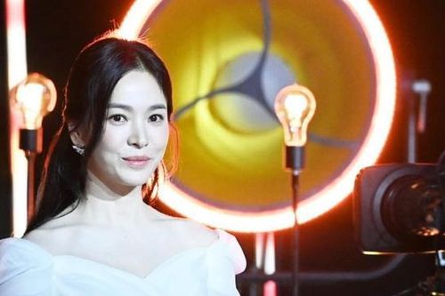 'Bảo vật nhan sắc' Song Hye Kyo lộ nếp nhăn khi trao giải Rồng Xanh 2024