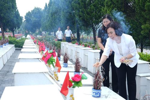 Quận Tây Hồ dâng hương tưởng nhớ anh hùng, liệt sĩ tại nghĩa trang Vị Xuyên