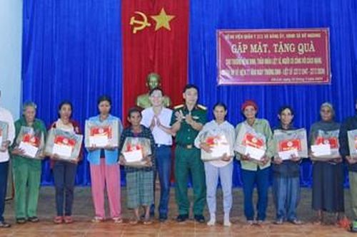 Bệnh viện Quân y 211: Khám bệnh tri ân gia đình chính sách và nhân dân