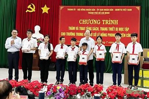 TP Hồ Chí Minh tặng sách, thiết bị học tập cho học sinh và tri ân gia đình chính sách tại Côn Đảo