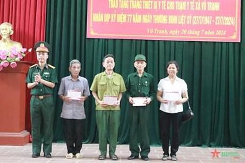 Bệnh viện Bỏng Quốc gia Lê Hữu Trác (Học viện Quân y) tặng quà và khánh thành 'Nhà Đại đoàn kết' tại tỉnh Thái Nguyên