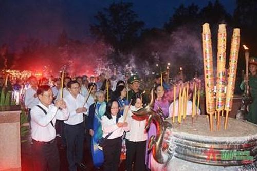 Dâng hương, thắp nến tri ân tại Côn Đảo
