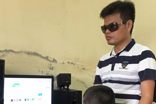 Người thầy khiếm thị đi tìm 'ánh sáng' cho học trò