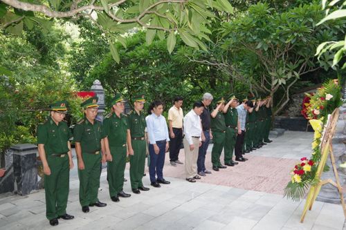 Dâng hương tưởng niệm các anh hùng, liệt sĩ, thanh niên xung phong