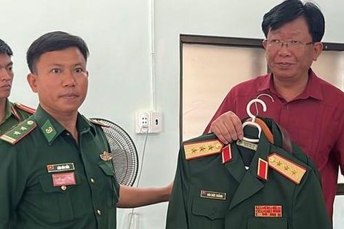 Thu giữ nhiều phong bì tiền của đối tượng giả danh Thượng tướng quân đội và 'trợ lý'