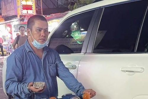 Bắt kẻ vô cớ dùng đá đập kính ô tô ở TPHCM