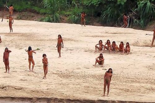 Xôn xao về bộ tộc tách biệt với thế giới xuất hiện bên bờ sông ở Peru