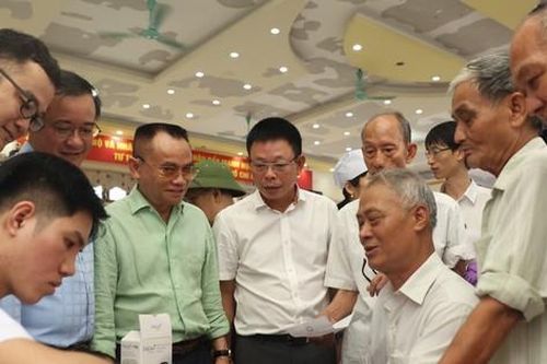 Thăm khám, cấp phát thuốc miễn phí cho 300 người dân xã đảo khó khăn nhất Thủ đô