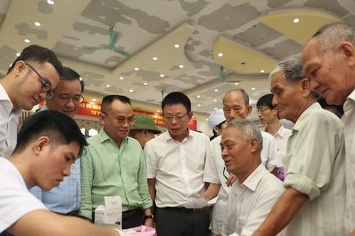 Báo Tiền Phong, Hội Thầy thuốc trẻ Việt Nam thăm, khám bệnh miễn phí cho người dân xã đảo Minh Châu