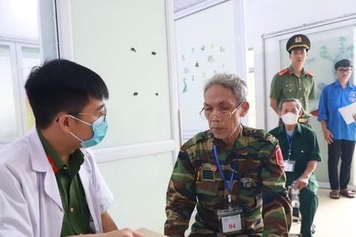 Tuổi trẻ công an Bắc Giang khám chữa bệnh miễn phí thương bệnh binh