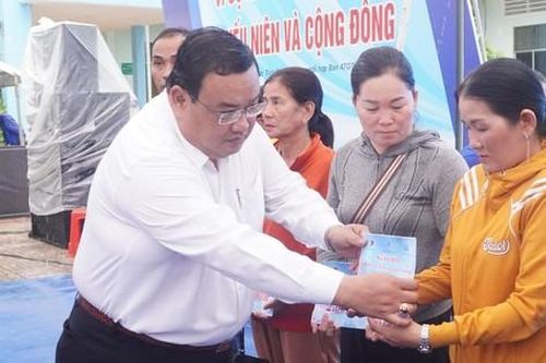 Thanh niên tình nguyện đảm bảo trật tự an toàn giao thông