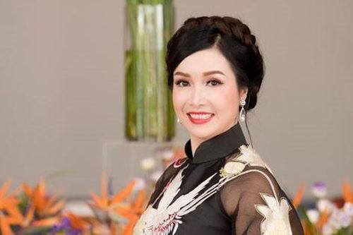 Hoa hậu Việt Nam đầu tiên tuổi 53 hạnh phúc bên chồng tiến sĩ và các con