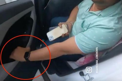 Mở cửa bất ngờ hạ gục xe máy, hành khách trên xe Hyundai Creta vẫn cãi cùn