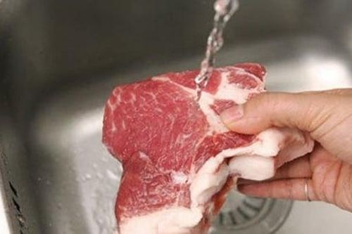 90% người nội trợ rã đông thịt bằng nước nóng nhưng không hay biết đang 'hồi sinh' vi khuẩn